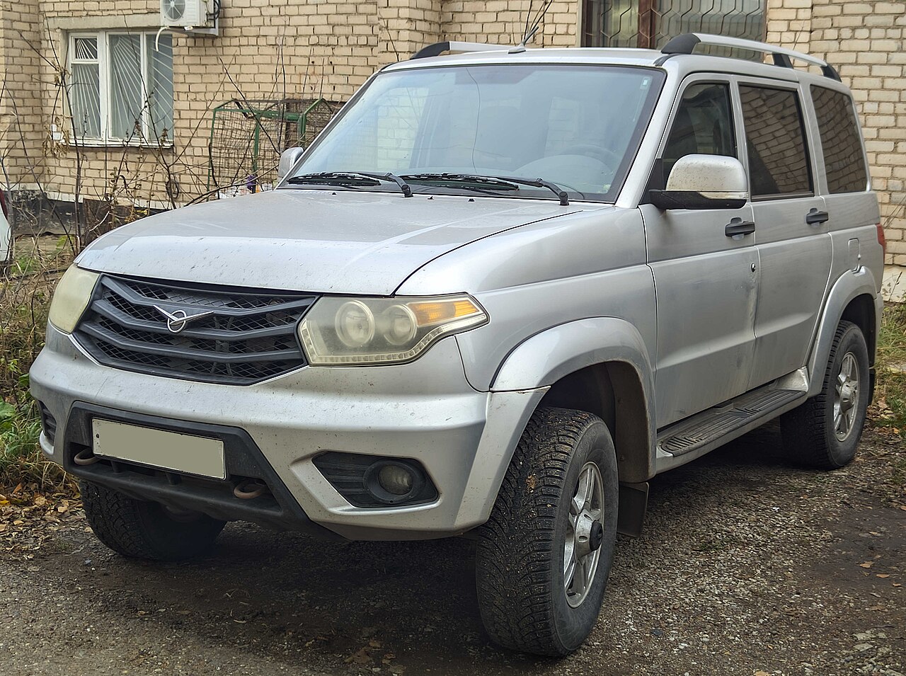 2016 UAZ Patriot silver front.jpg